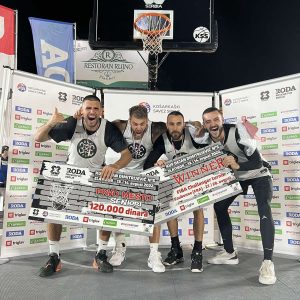 Dunav slavi Kraljevim trgom! Antić doneo titulu, pa se povredio